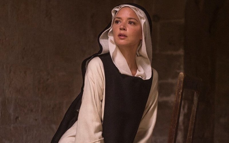 Virginie Efira interpreta a Benedetta Carlini, una joven que ingresa en el convento de Pescia