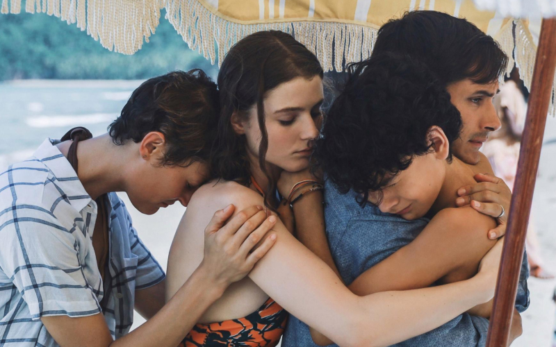 Los protagonistas son una familia formada por Guy (Gael García Bernal), Prisca (Vicky Krieps), Maddox (Thomasin McKenzie) y Trent (Alex Wolff)